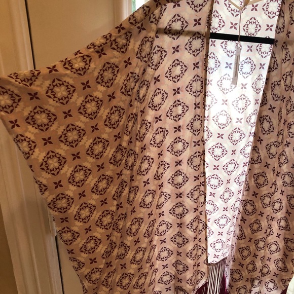 Beautiful brand new top. - Picture 4 of 5